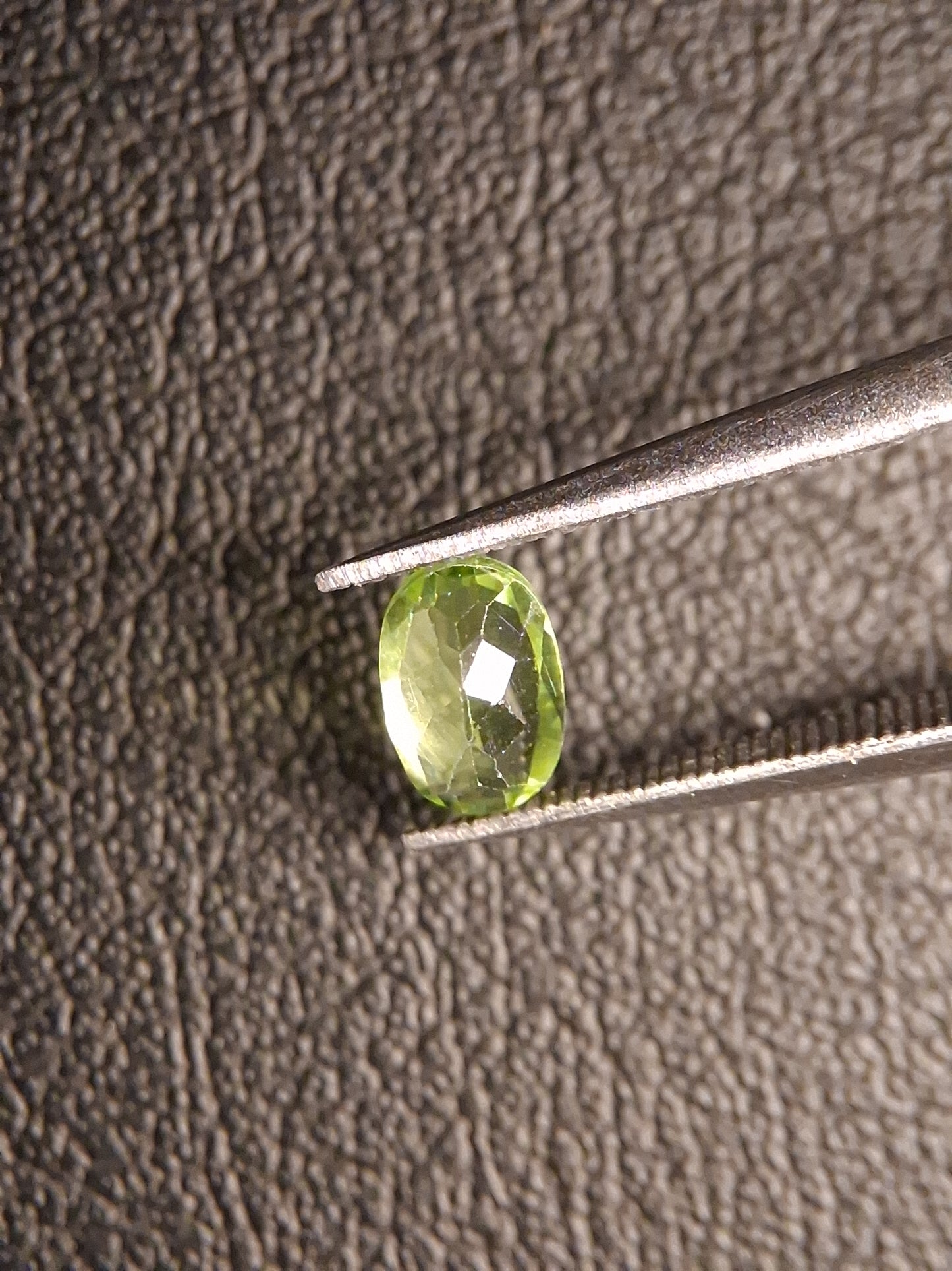 Natural Peridot - 0.544 ct - oval - unheated- green peridot - Natural Gems Belgium