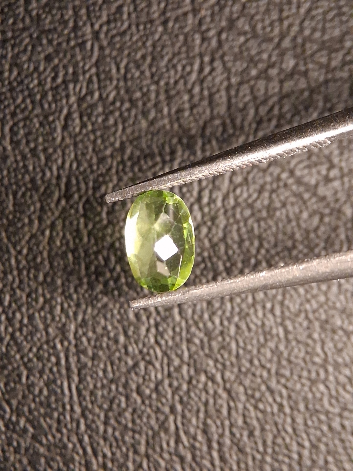 Natural Peridot - 0.544 ct - oval - unheated- green peridot - Natural Gems Belgium
