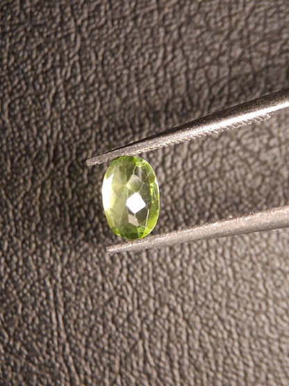 Natural Peridot - 0.544 ct - oval - unheated- green peridot - Natural Gems Belgium