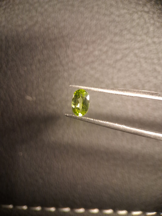 Natural Peridot - 0.496 ct - oval - unheated- green peridot - Natural Gems Belgium