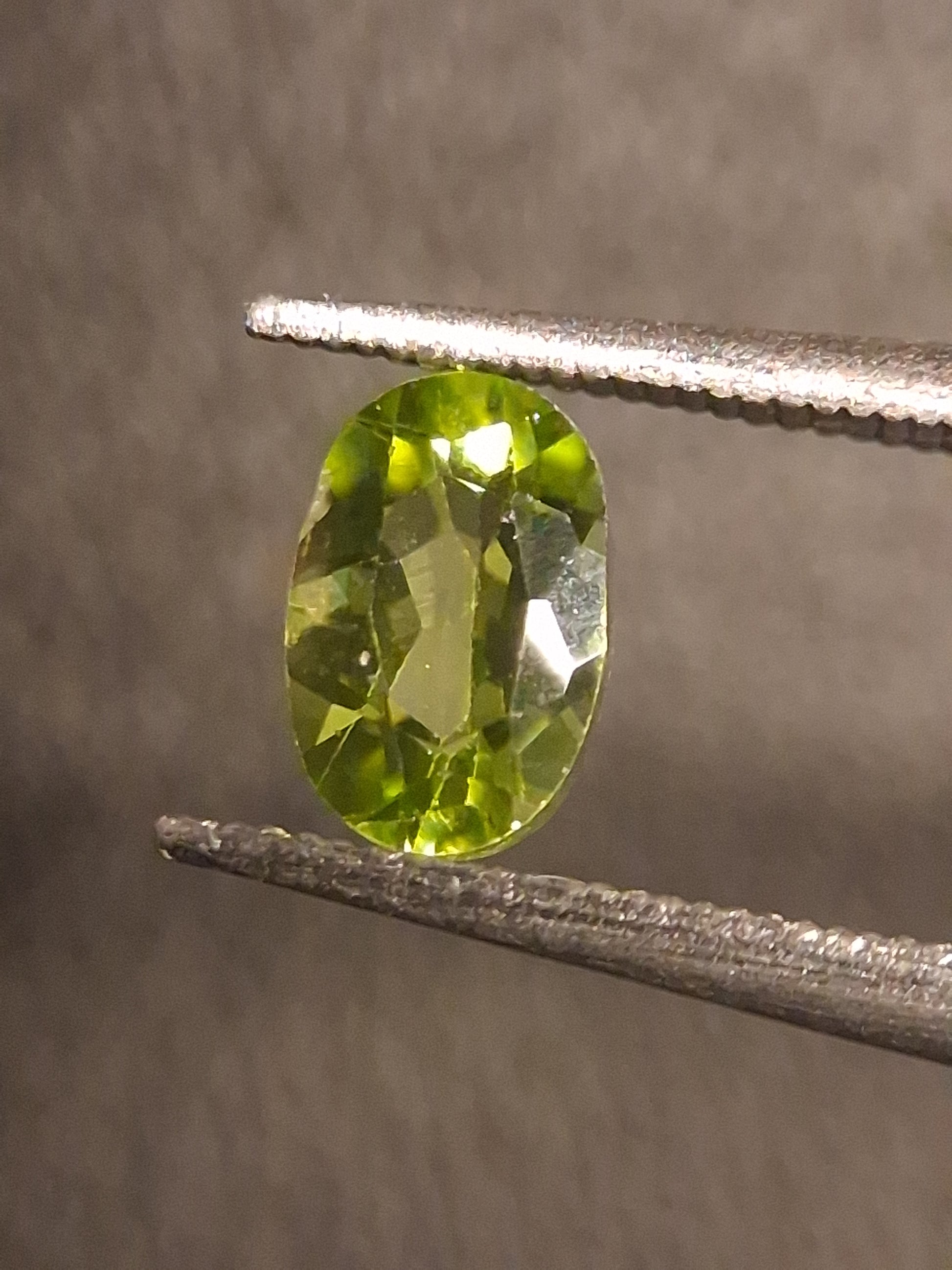 Natural Peridot - 0.496 ct - oval - unheated- green peridot - Natural Gems Belgium