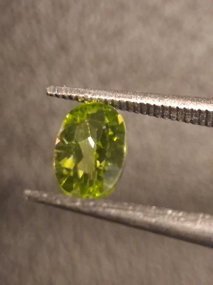 Natural Peridot - 0.496 ct - oval - unheated- green peridot - Natural Gems Belgium