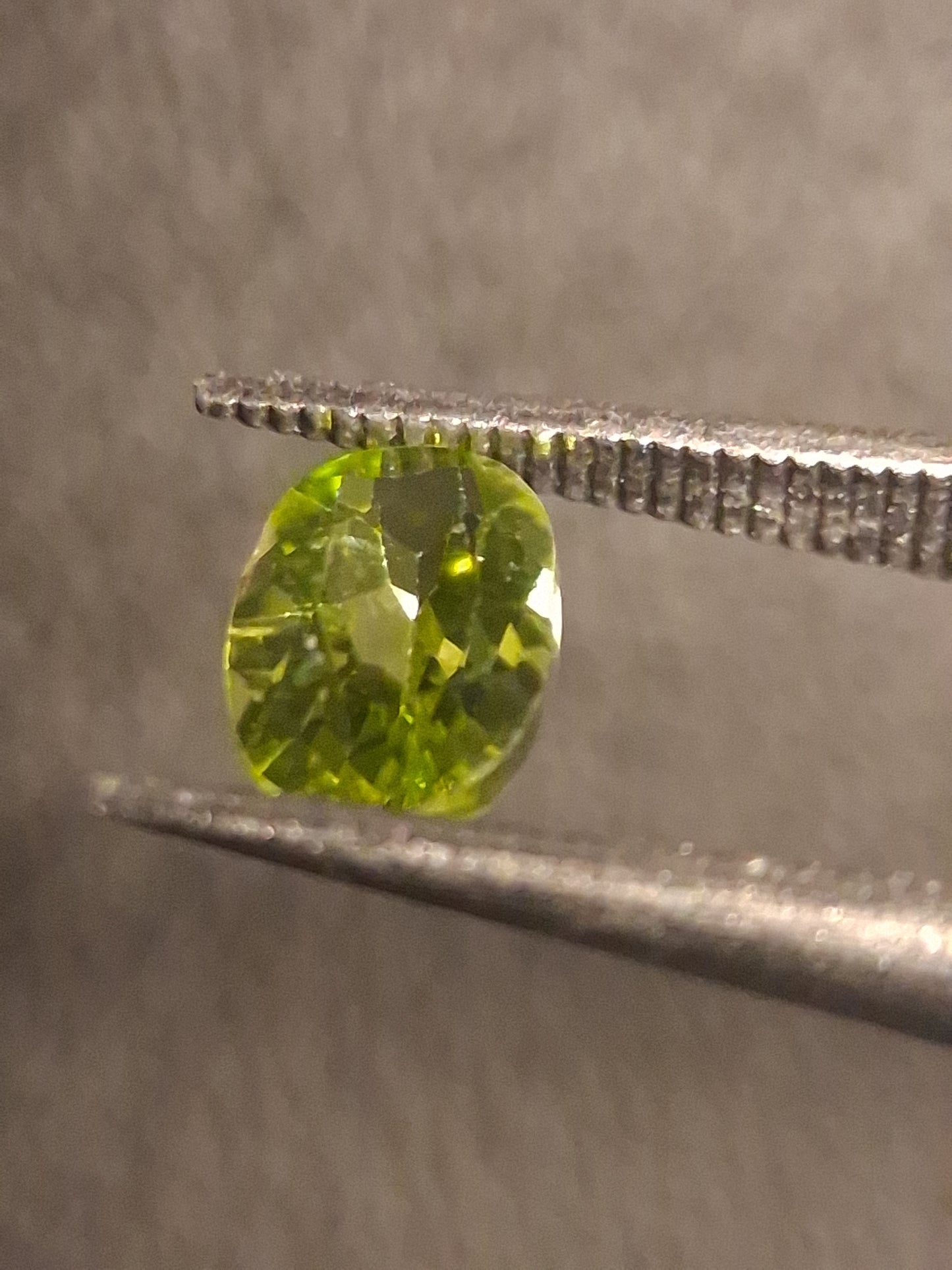 Natural Peridot - 0.496 ct - oval - unheated- green peridot - Natural Gems Belgium
