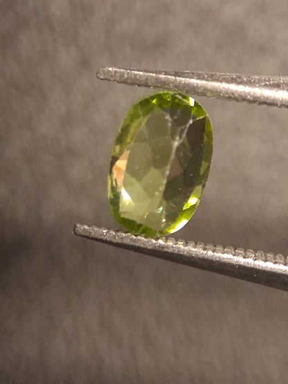 Natural Peridot - 0.496 ct - oval - unheated- green peridot - Natural Gems Belgium