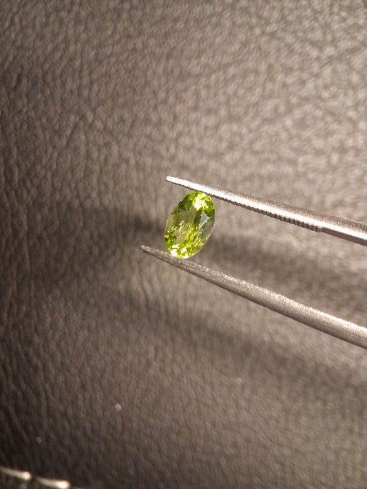Natural Peridot - 0.525 ct - oval - unheated- green peridot - Natural Gems Belgium