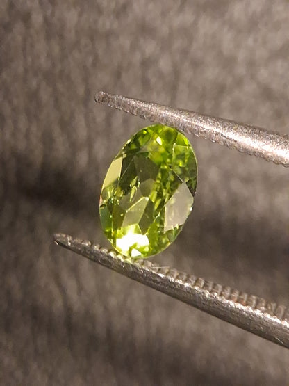 Natural Peridot - 0.525 ct - oval - unheated- green peridot - Natural Gems Belgium