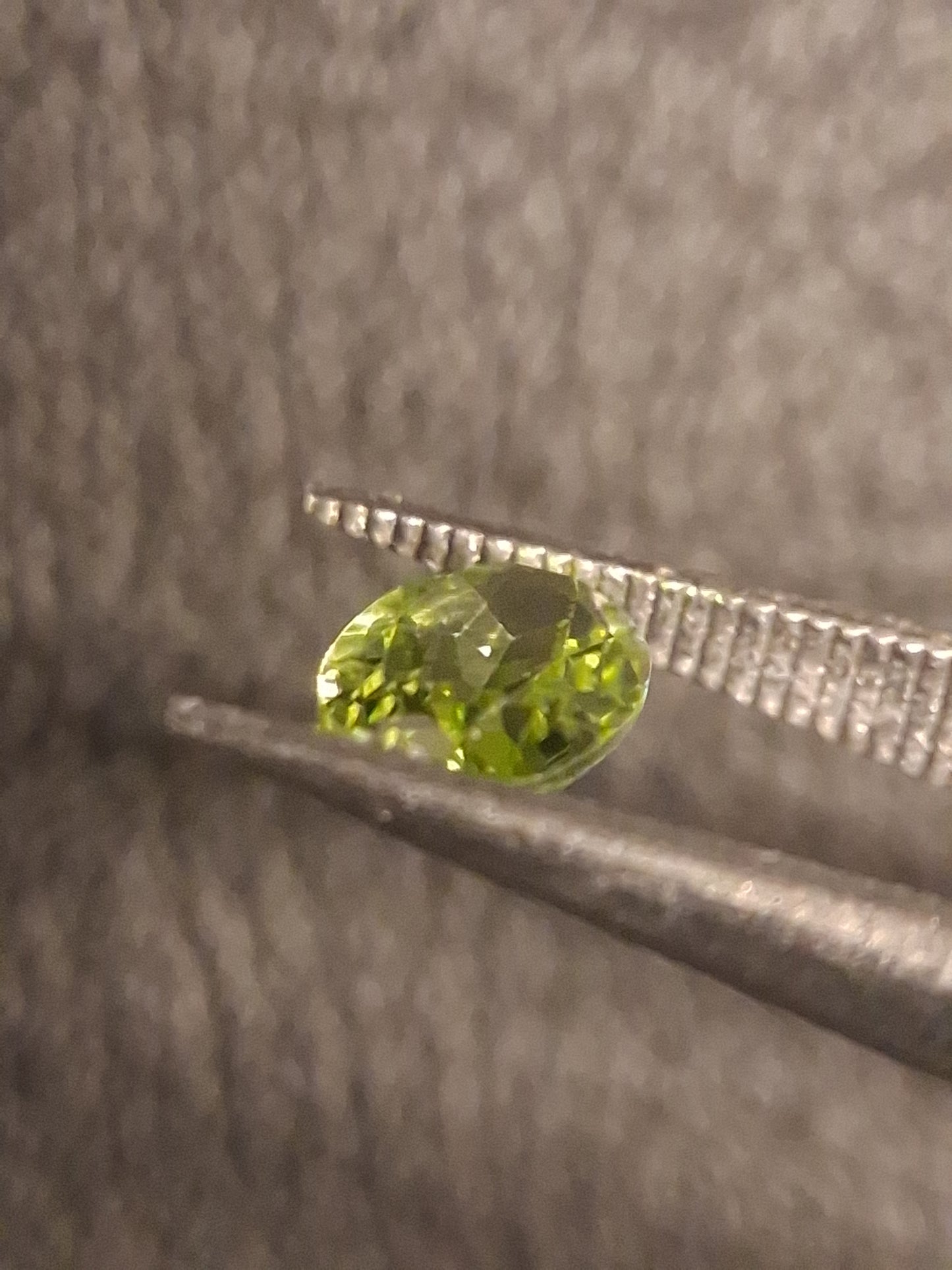 Natural Peridot - 0.525 ct - oval - unheated- green peridot - Natural Gems Belgium