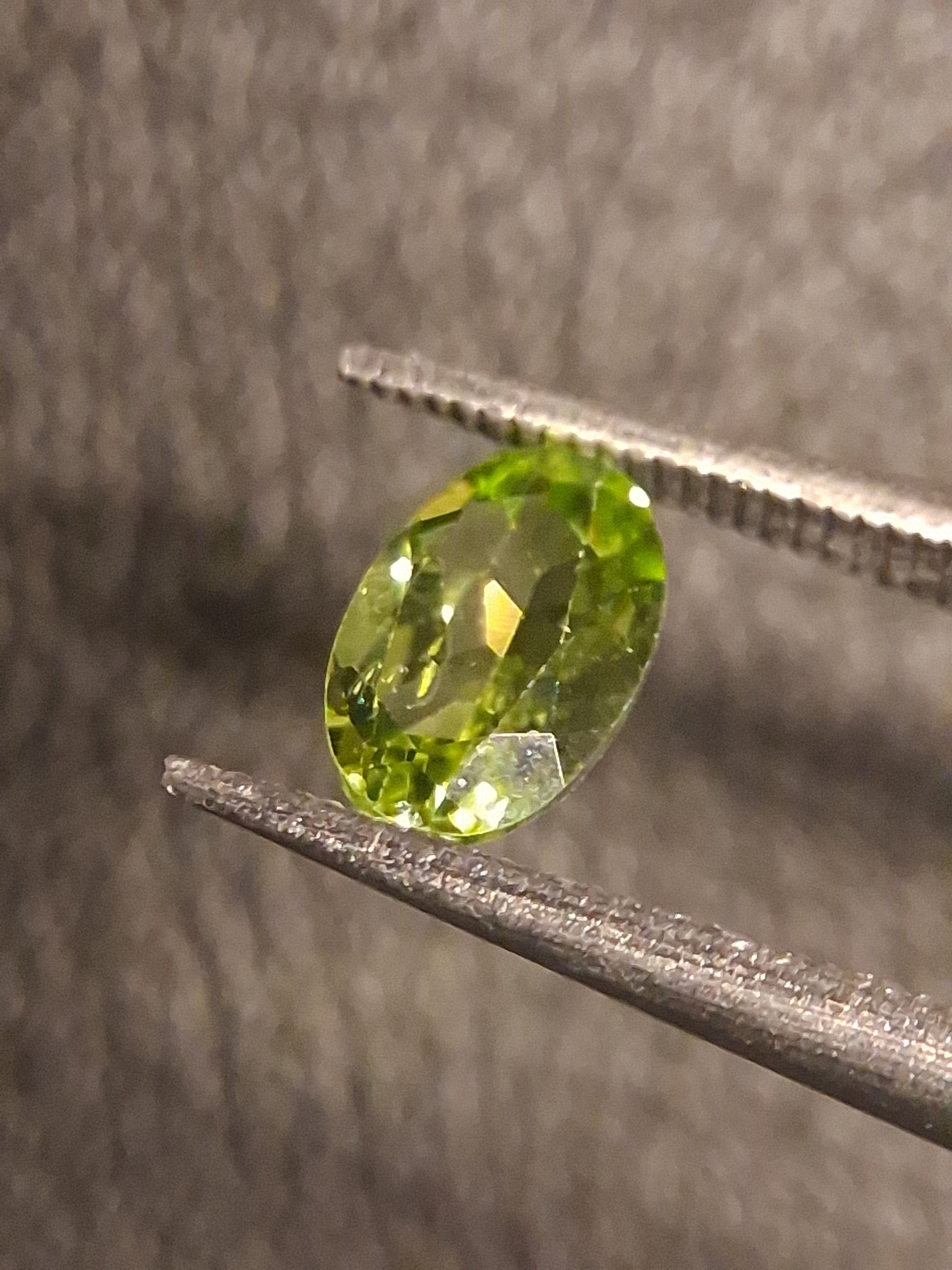 Natural Peridot - 0.525 ct - oval - unheated- green peridot - Natural Gems Belgium