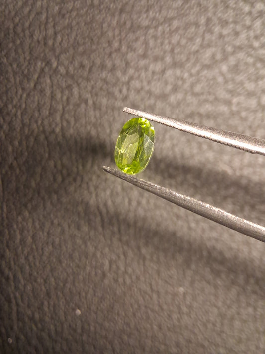 Natural Peridot - 0.540 ct - oval - unheated- green peridot - Natural Gems Belgium
