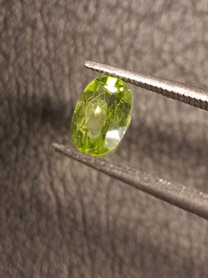 Natural Peridot - 0.540 ct - oval - unheated- green peridot - Natural Gems Belgium
