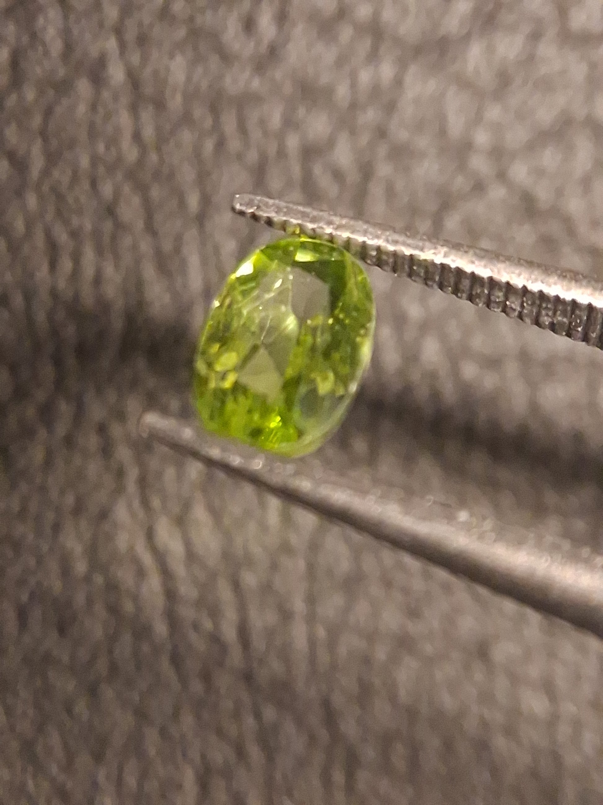 Natural Peridot - 0.540 ct - oval - unheated- green peridot - Natural Gems Belgium