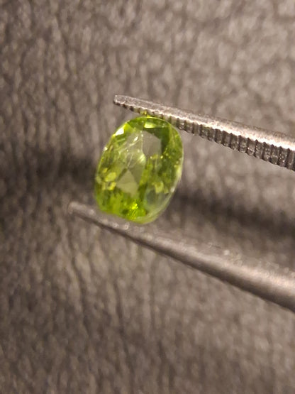 Natural Peridot - 0.540 ct - oval - unheated- green peridot - Natural Gems Belgium
