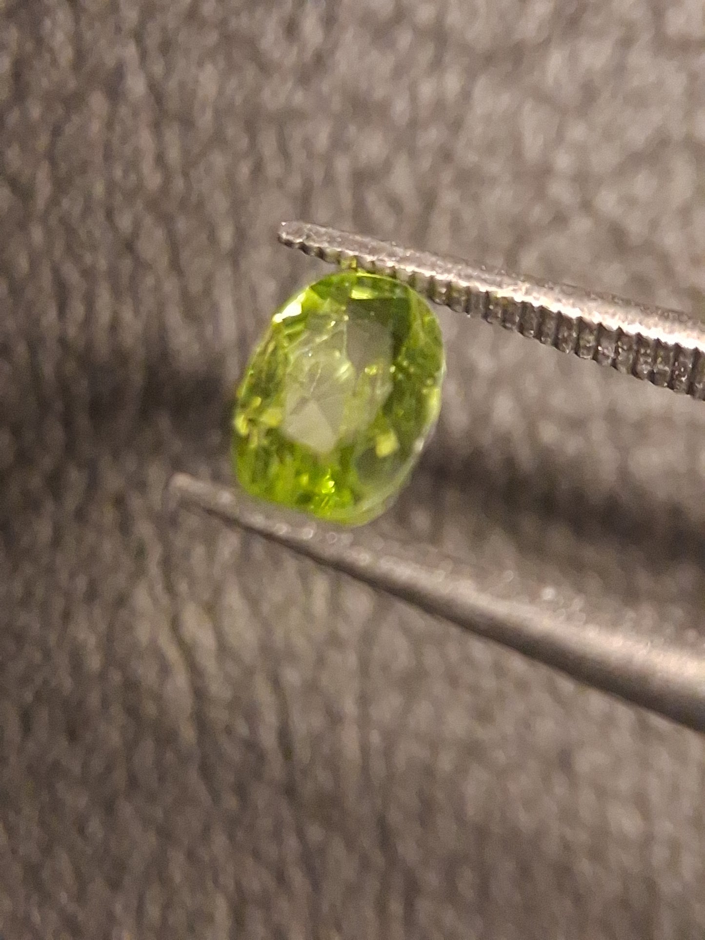 Natural Peridot - 0.540 ct - oval - unheated- green peridot - Natural Gems Belgium
