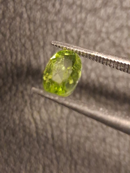 Natural Peridot - 0.540 ct - oval - unheated- green peridot - Natural Gems Belgium