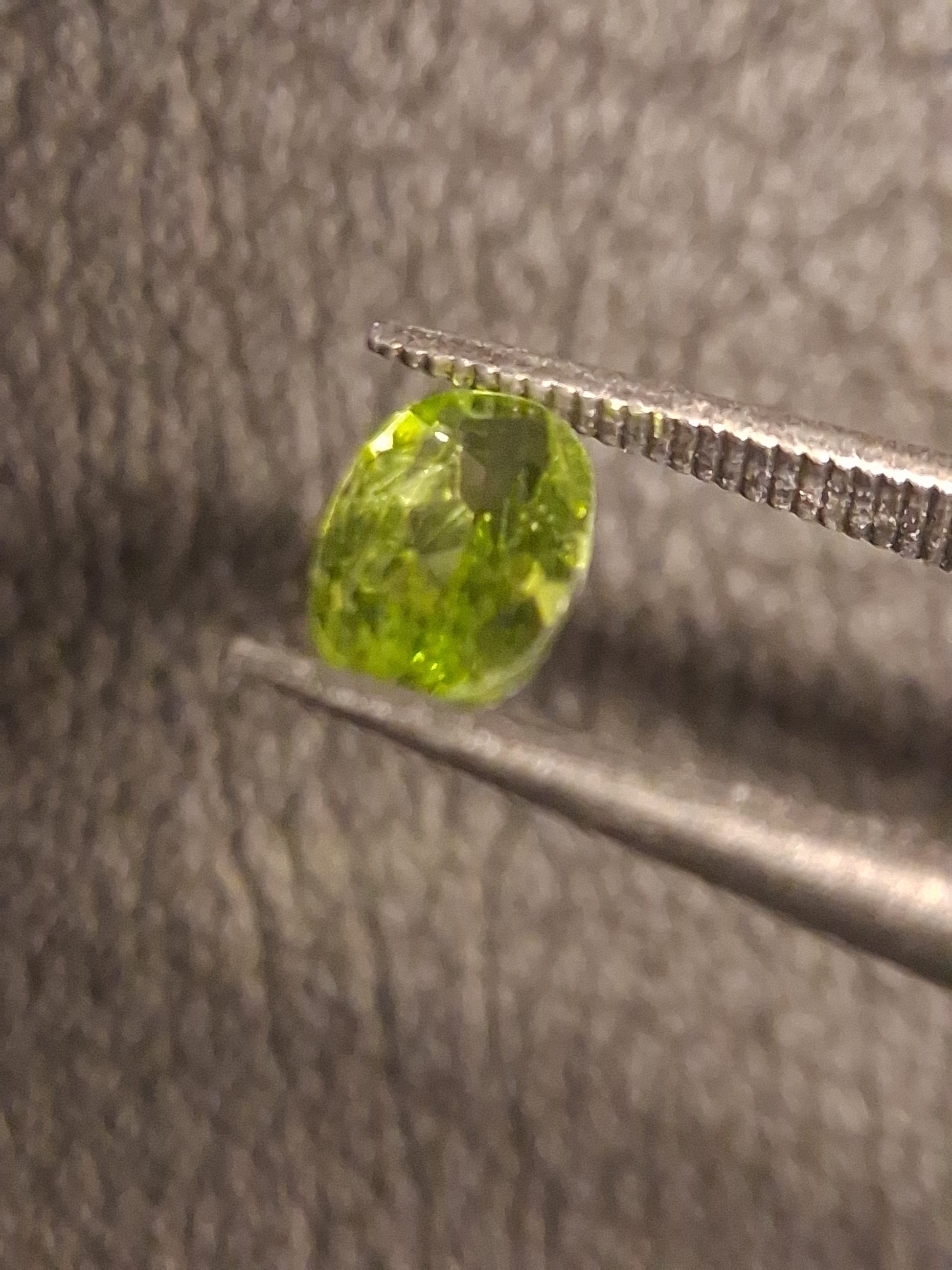 Natural Peridot - 0.540 ct - oval - unheated- green peridot - Natural Gems Belgium