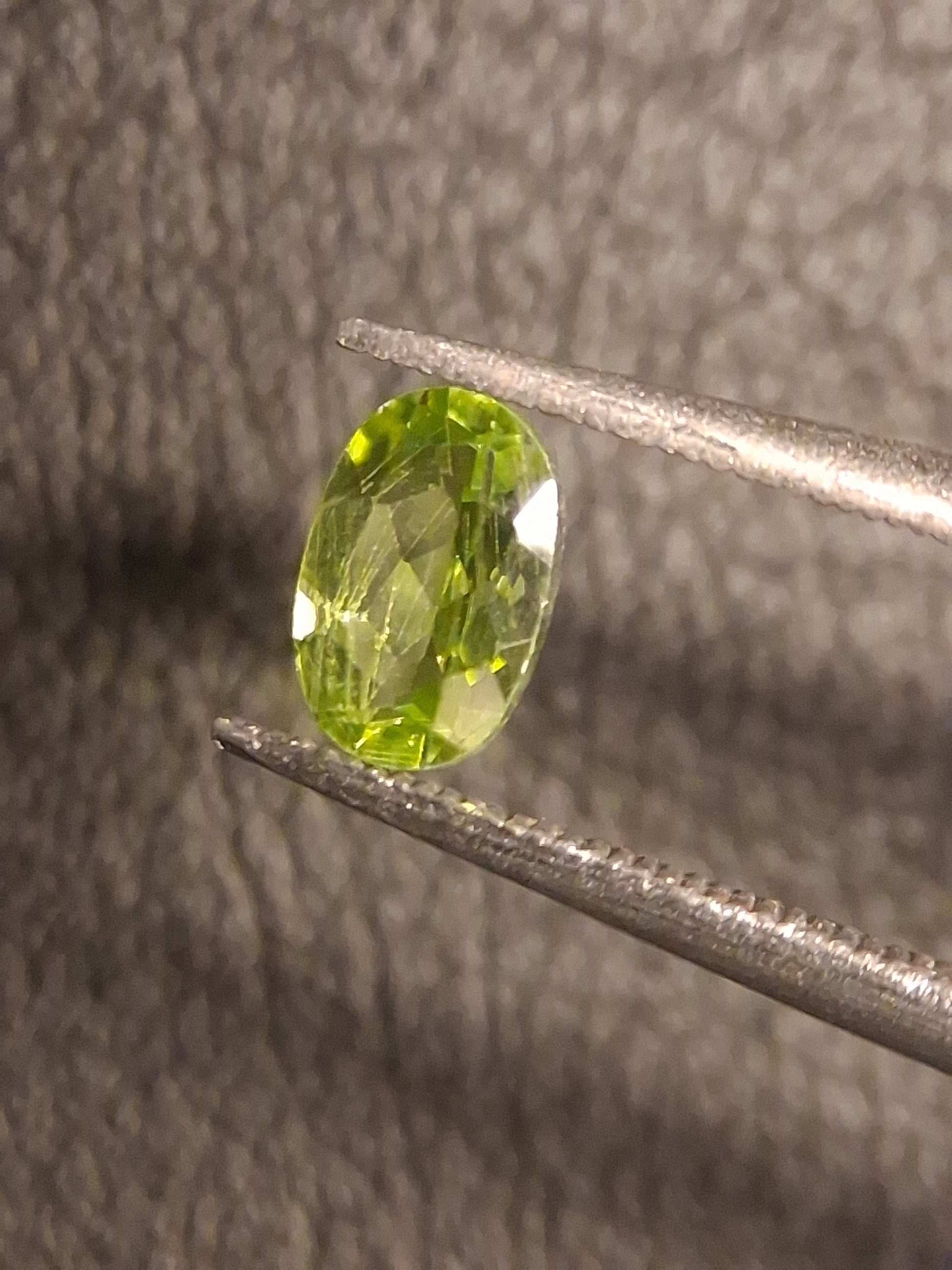 Natural Peridot - 0.540 ct - oval - unheated- green peridot - Natural Gems Belgium
