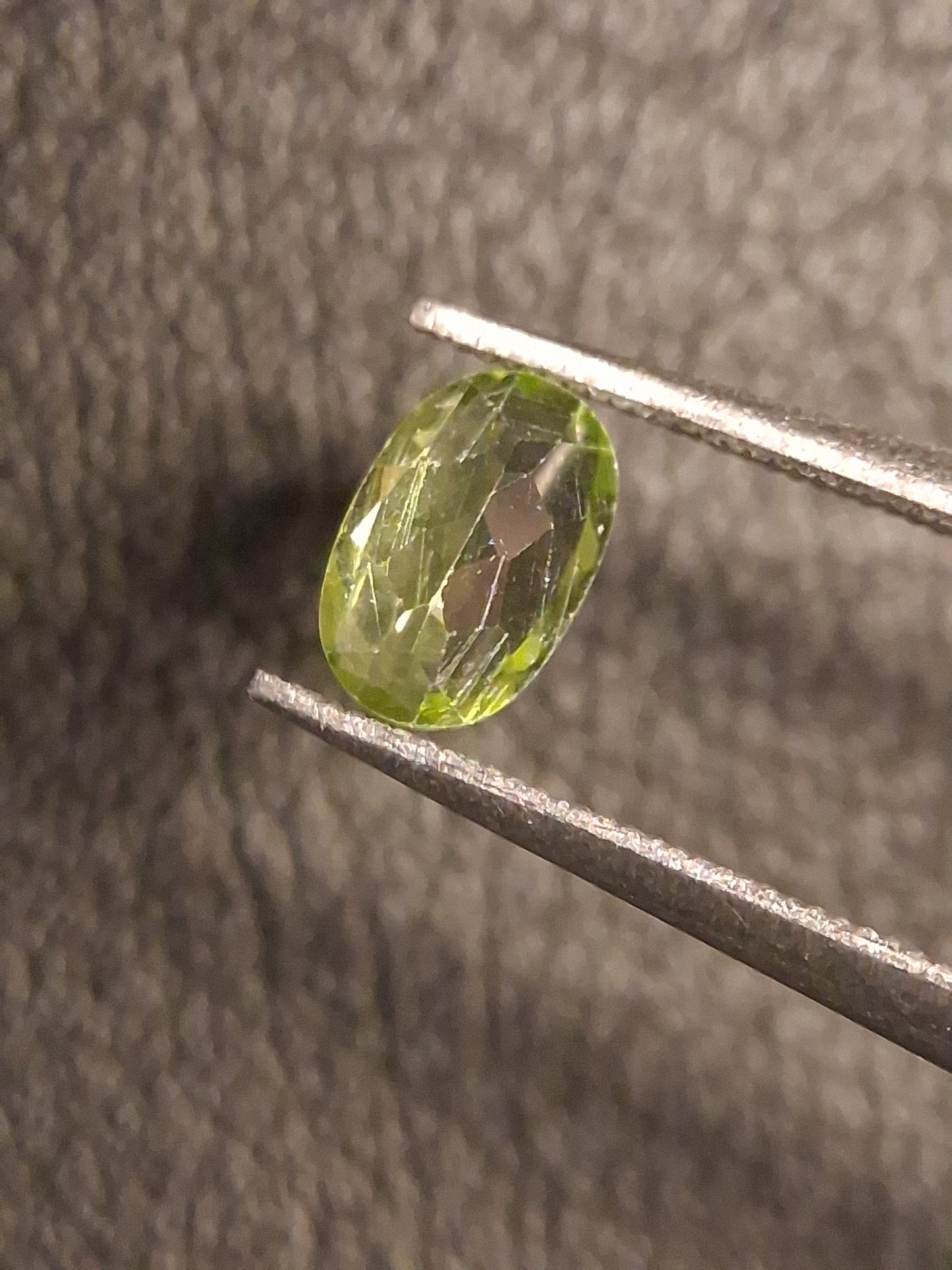 Natural Peridot - 0.540 ct - oval - unheated- green peridot - Natural Gems Belgium