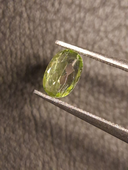 Natural Peridot - 0.540 ct - oval - unheated- green peridot - Natural Gems Belgium