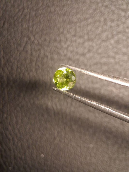 Natural Peridot - 0.524 ct - round - unheated- green peridot - Natural Gems Belgium