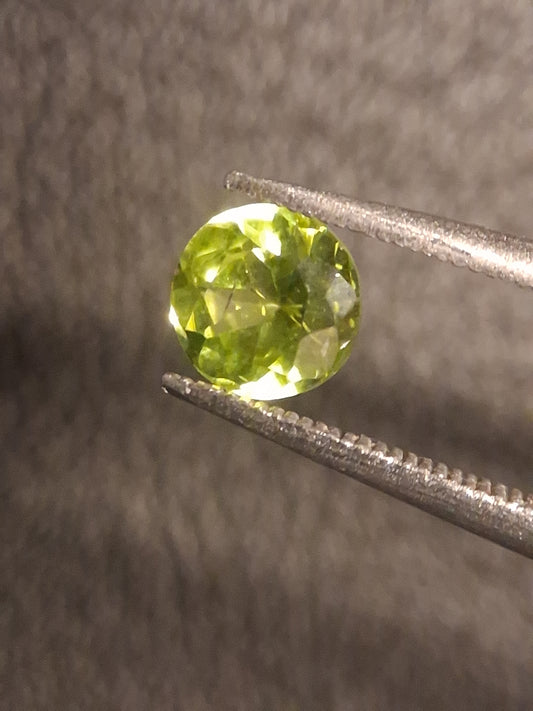 Natural Peridot - 0.524 ct - round - unheated- green peridot - Natural Gems Belgium