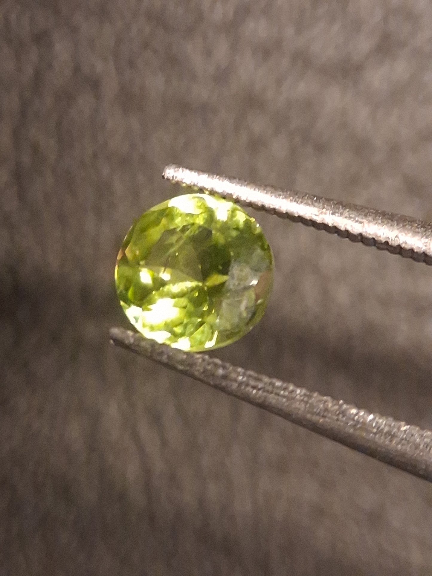 Natural Peridot - 0.524 ct - round - unheated- green peridot - Natural Gems Belgium