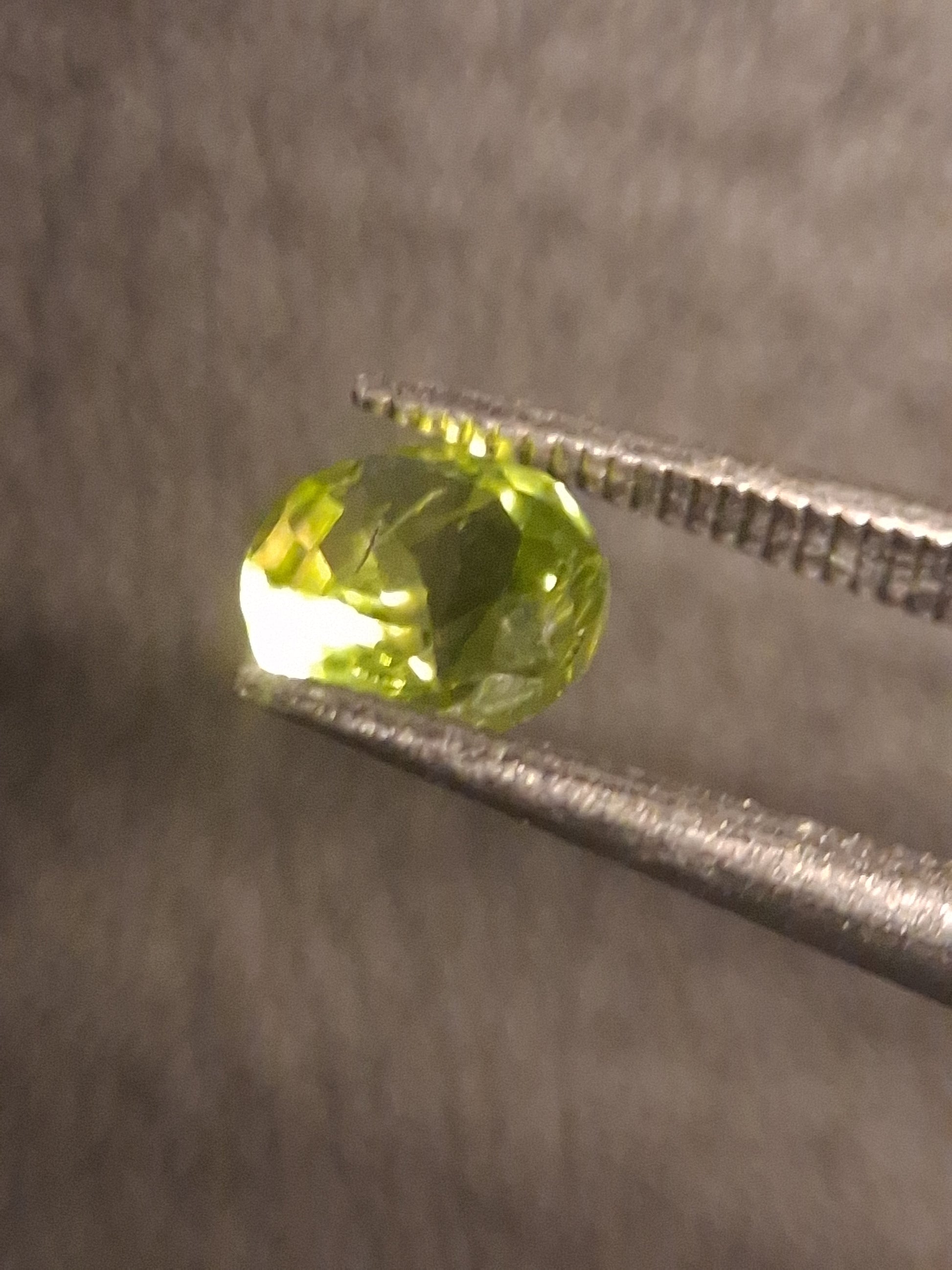 Natural Peridot - 0.524 ct - round - unheated- green peridot - Natural Gems Belgium