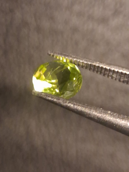 Natural Peridot - 0.524 ct - round - unheated- green peridot - Natural Gems Belgium