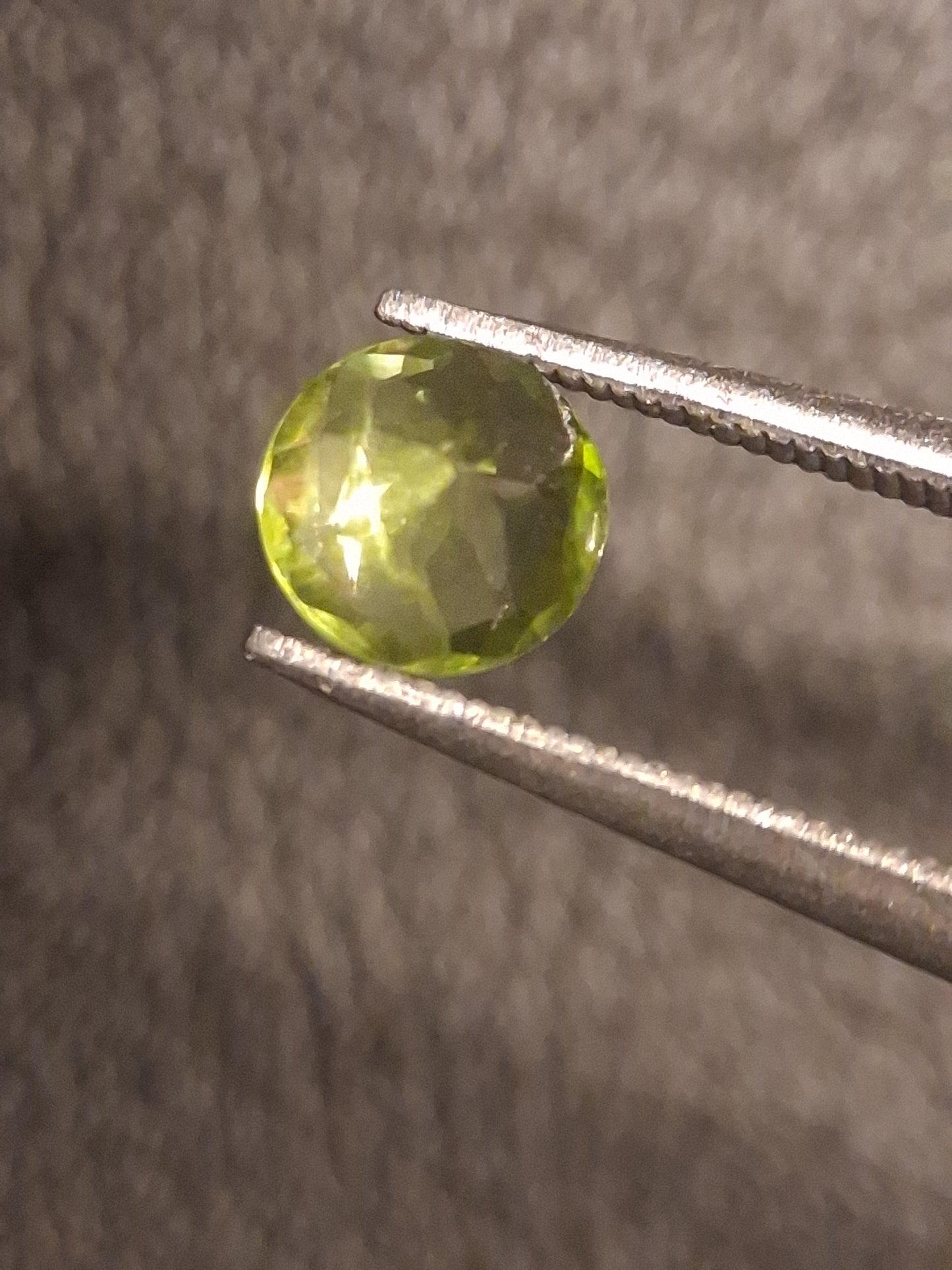 Natural Peridot - 0.524 ct - round - unheated- green peridot - Natural Gems Belgium