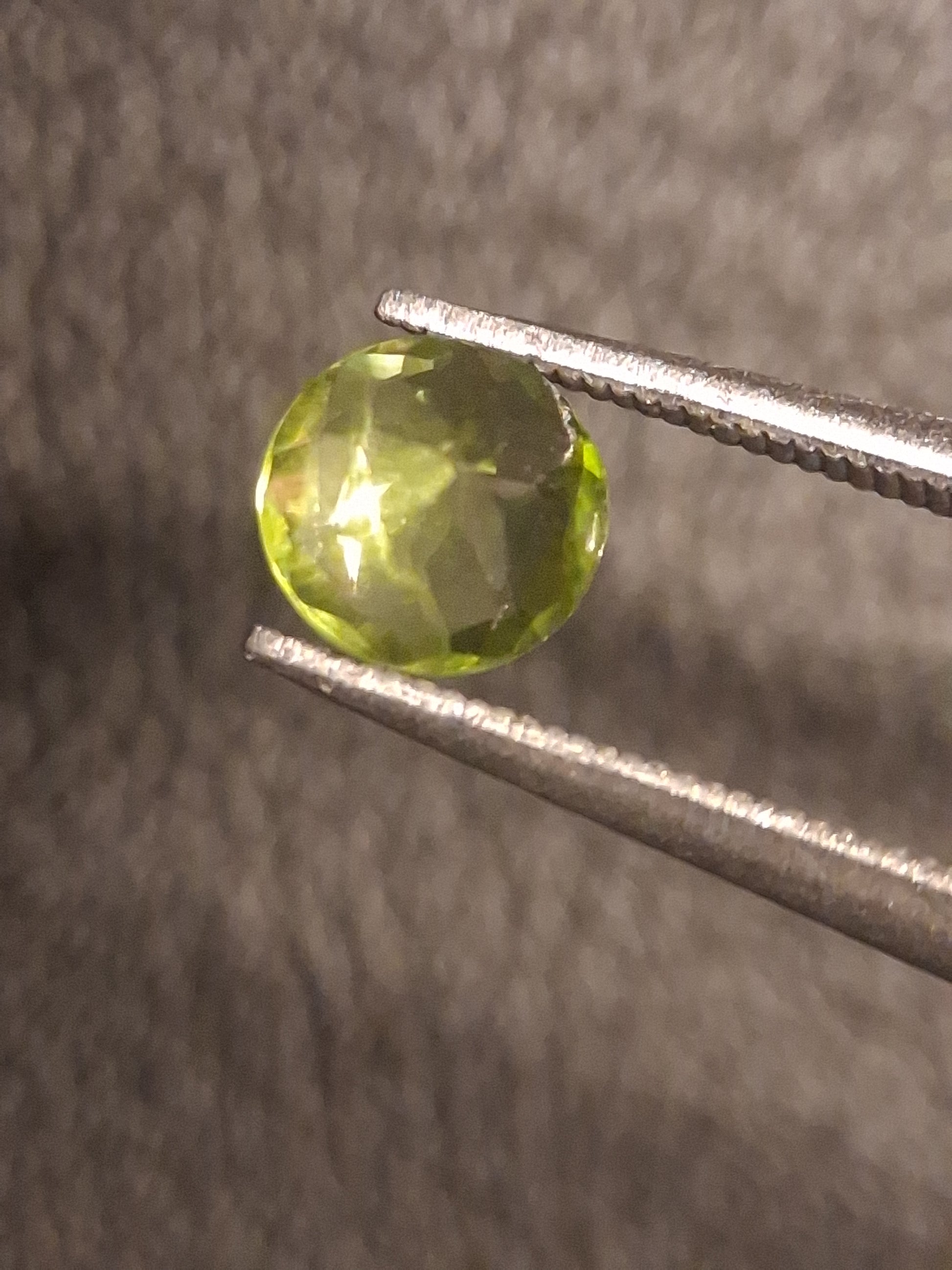 Natural Peridot - 0.524 ct - round - unheated- green peridot - Natural Gems Belgium