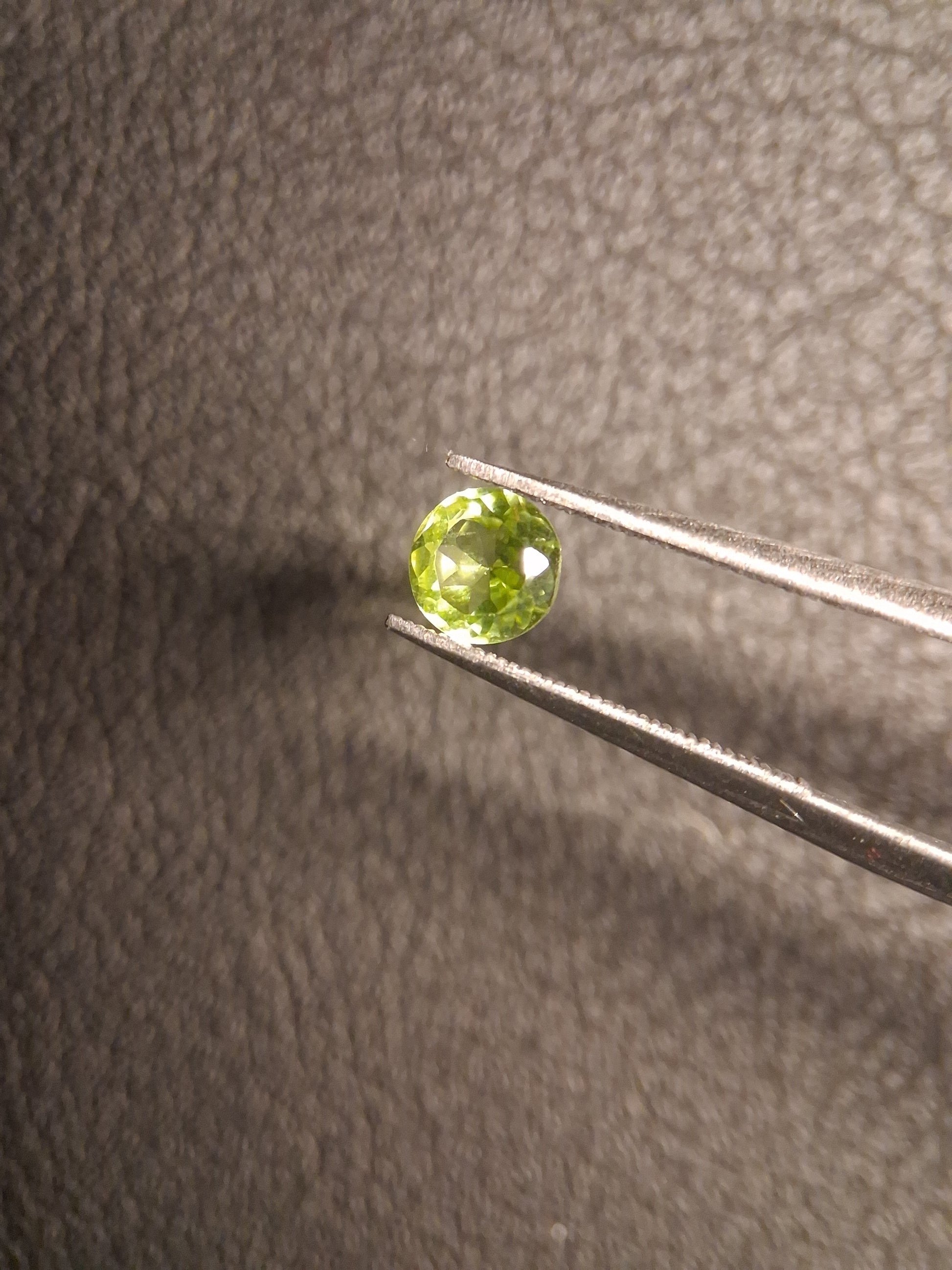 Natural Peridot - 0.499 ct - round - unheated- green peridot - Natural Gems Belgium