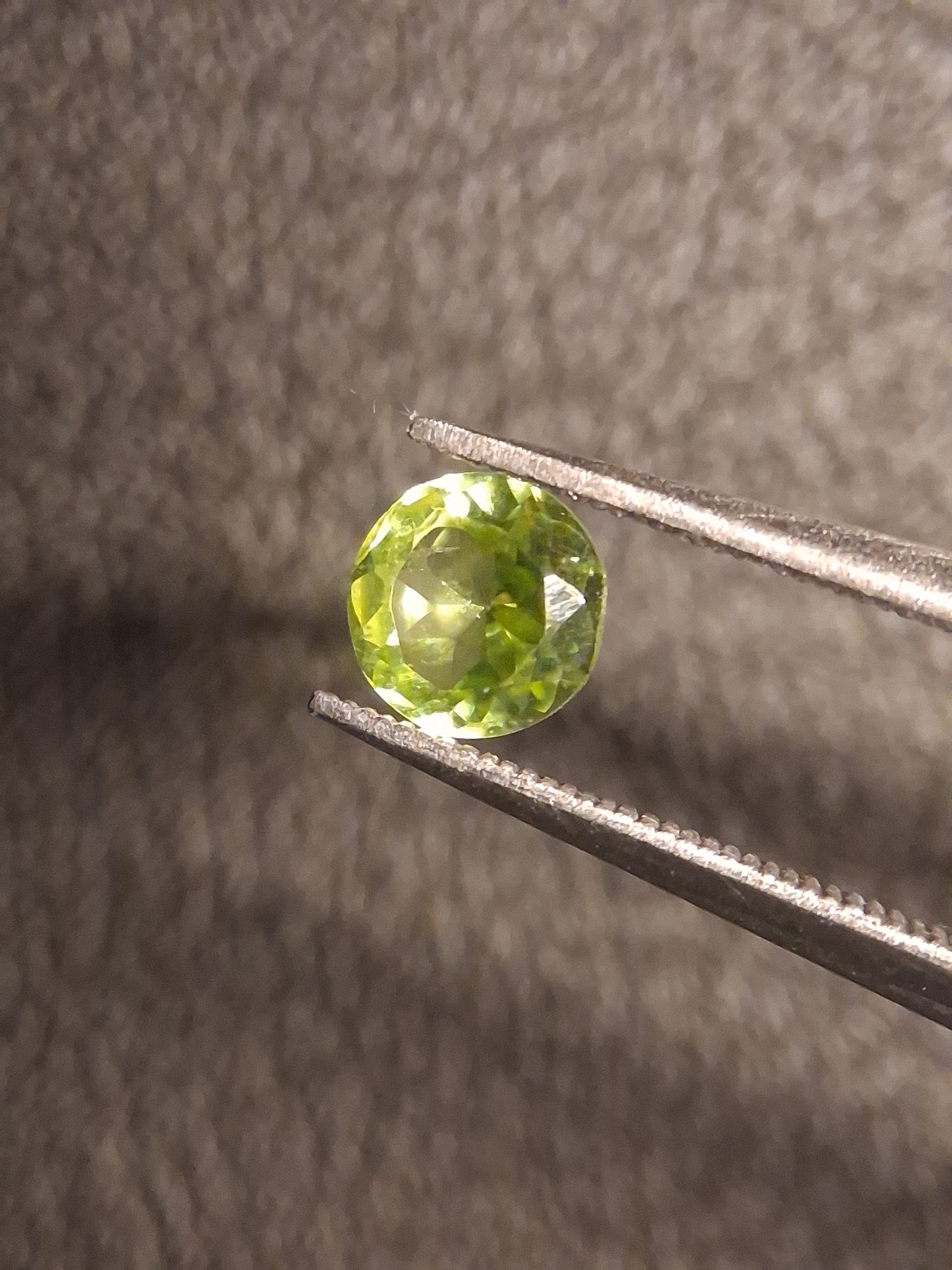 Natural Peridot - 0.499 ct - round - unheated- green peridot - Natural Gems Belgium