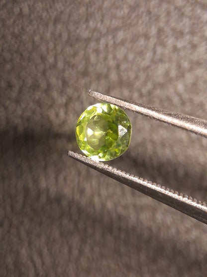 Natural Peridot - 0.499 ct - round - unheated- green peridot - Natural Gems Belgium