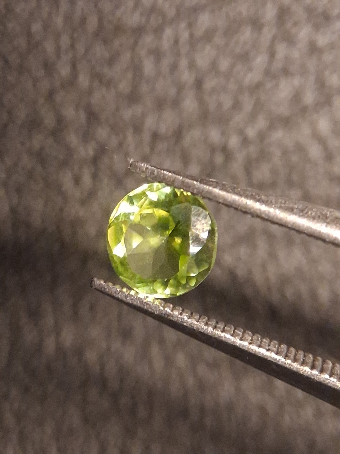 Natural Peridot - 0.499 ct - round - unheated- green peridot - Natural Gems Belgium