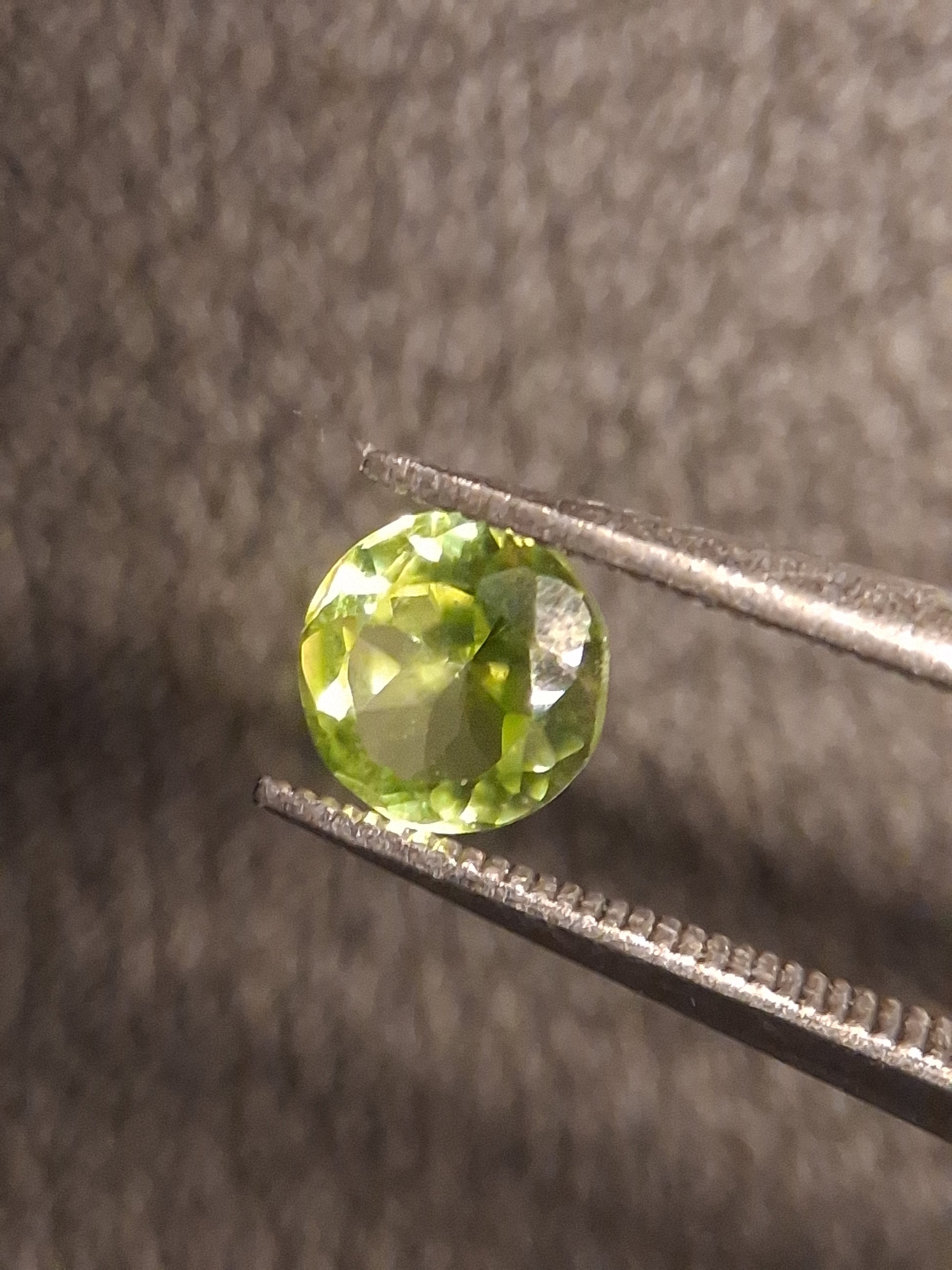 Natural Peridot - 0.499 ct - round - unheated- green peridot - Natural Gems Belgium
