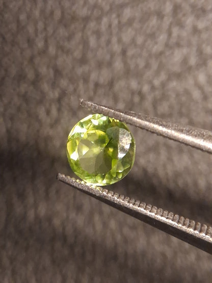 Natural Peridot - 0.499 ct - round - unheated- green peridot - Natural Gems Belgium