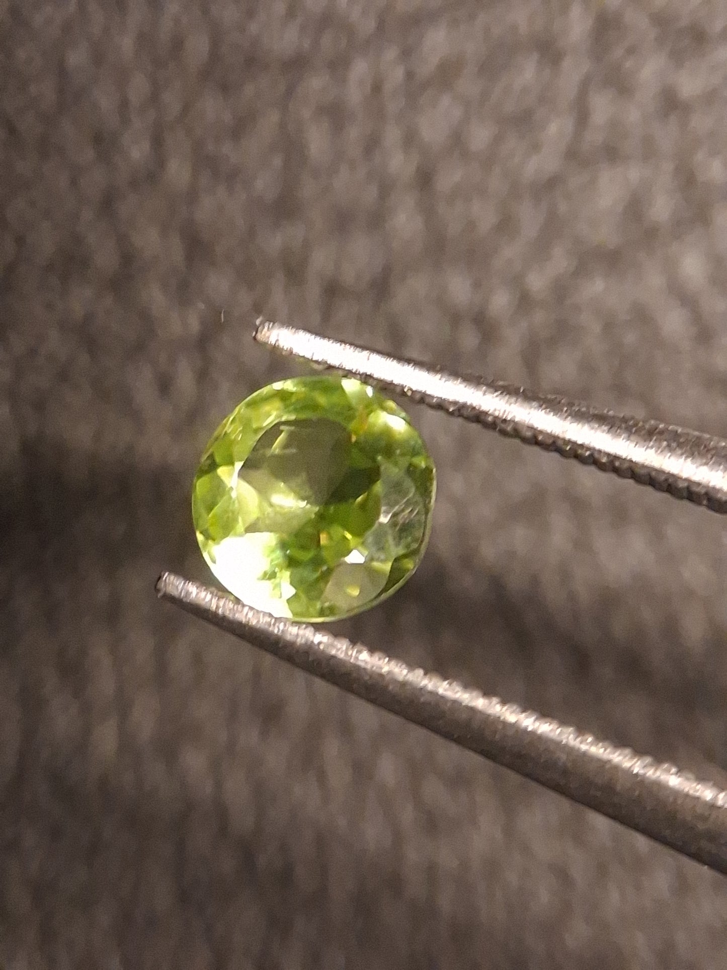 Natural Peridot - 0.499 ct - round - unheated- green peridot - Natural Gems Belgium