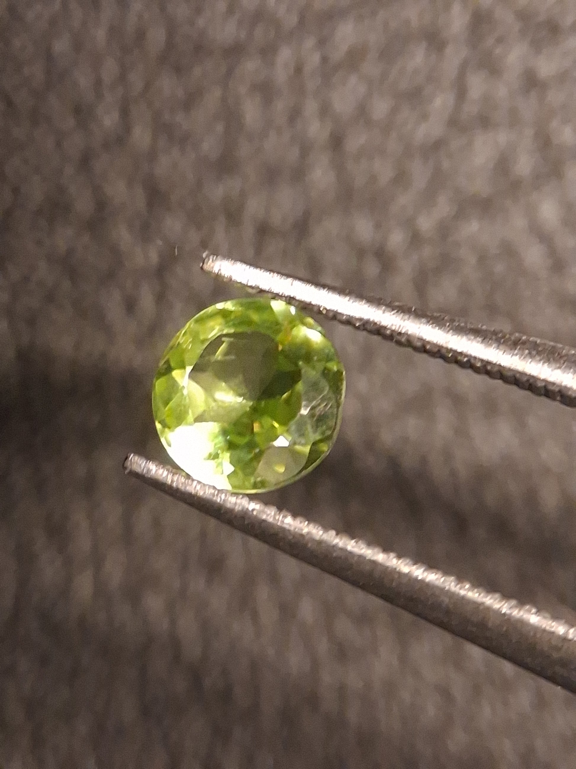 Natural Peridot - 0.499 ct - round - unheated- green peridot - Natural Gems Belgium