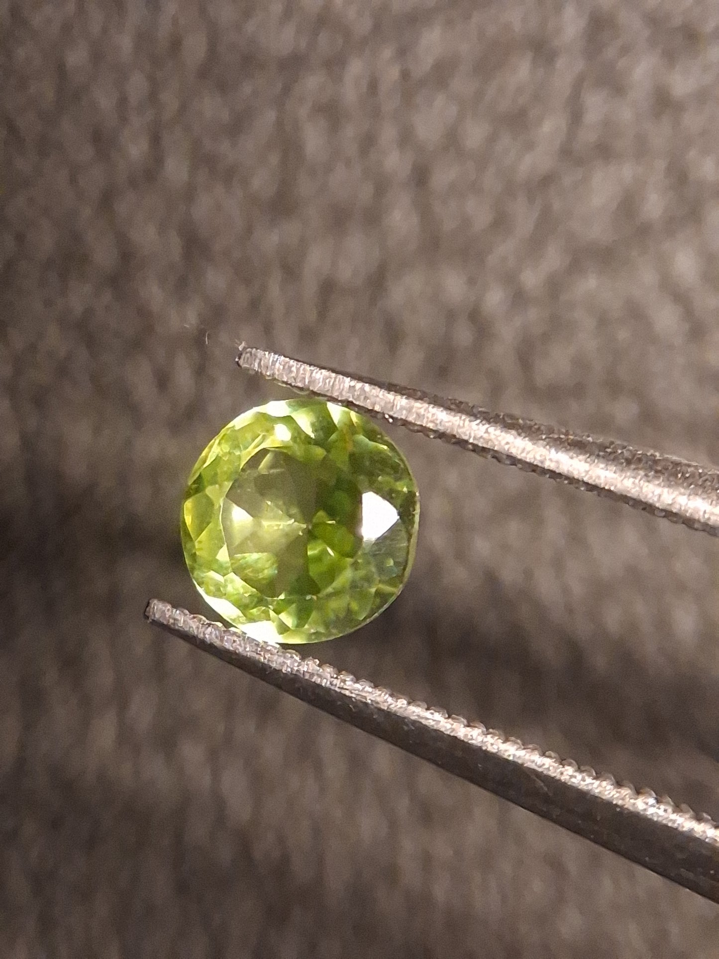 Natural Peridot - 0.499 ct - round - unheated- green peridot - Natural Gems Belgium