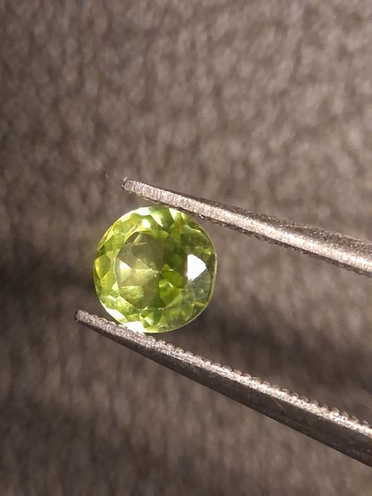 Natural Peridot - 0.499 ct - round - unheated- green peridot - Natural Gems Belgium