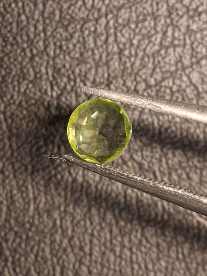 Natural Peridot - 0.499 ct - round - unheated- green peridot - Natural Gems Belgium
