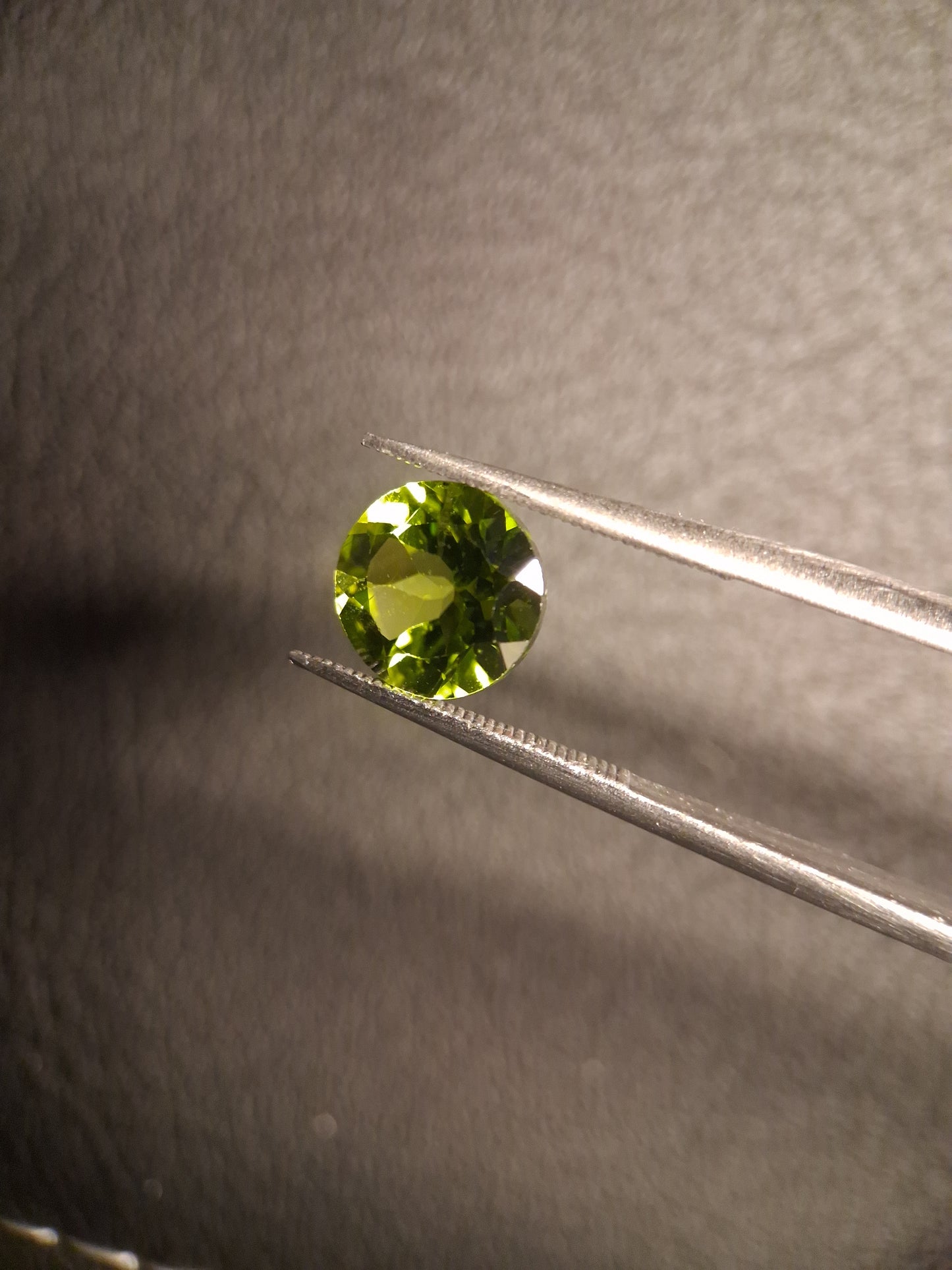 Natural Peridot - 2.168 ct - round - unheated- green peridot - Natural Gems Belgium