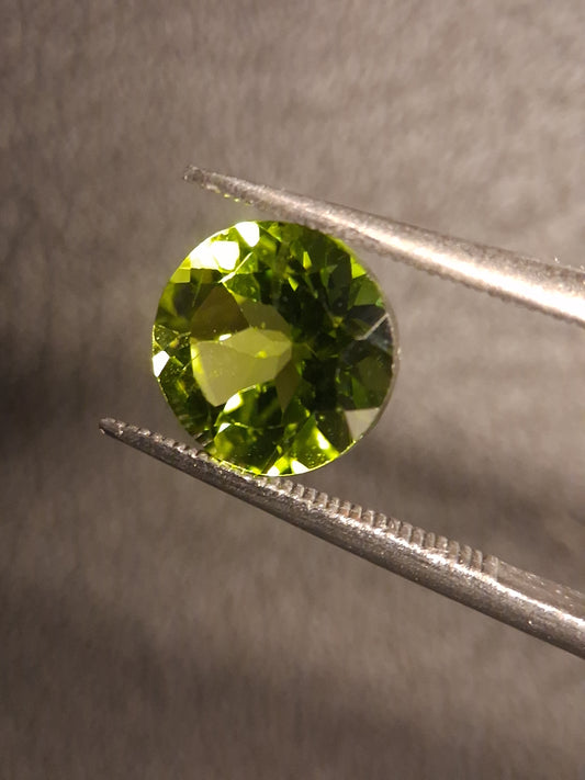 Natural Peridot - 2.168 ct - round - unheated- green peridot - Natural Gems Belgium