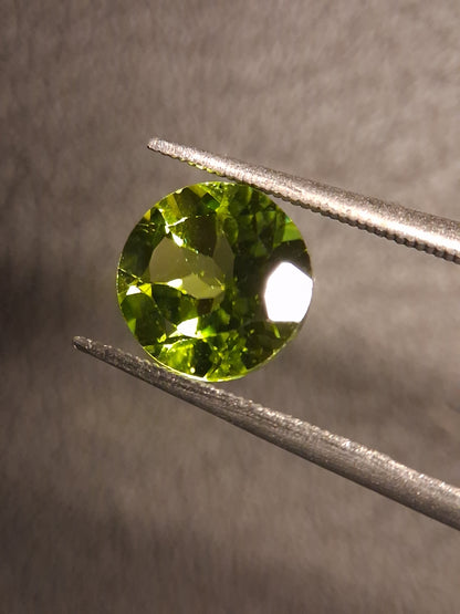 Natural Peridot - 2.168 ct - round - unheated- green peridot - Natural Gems Belgium