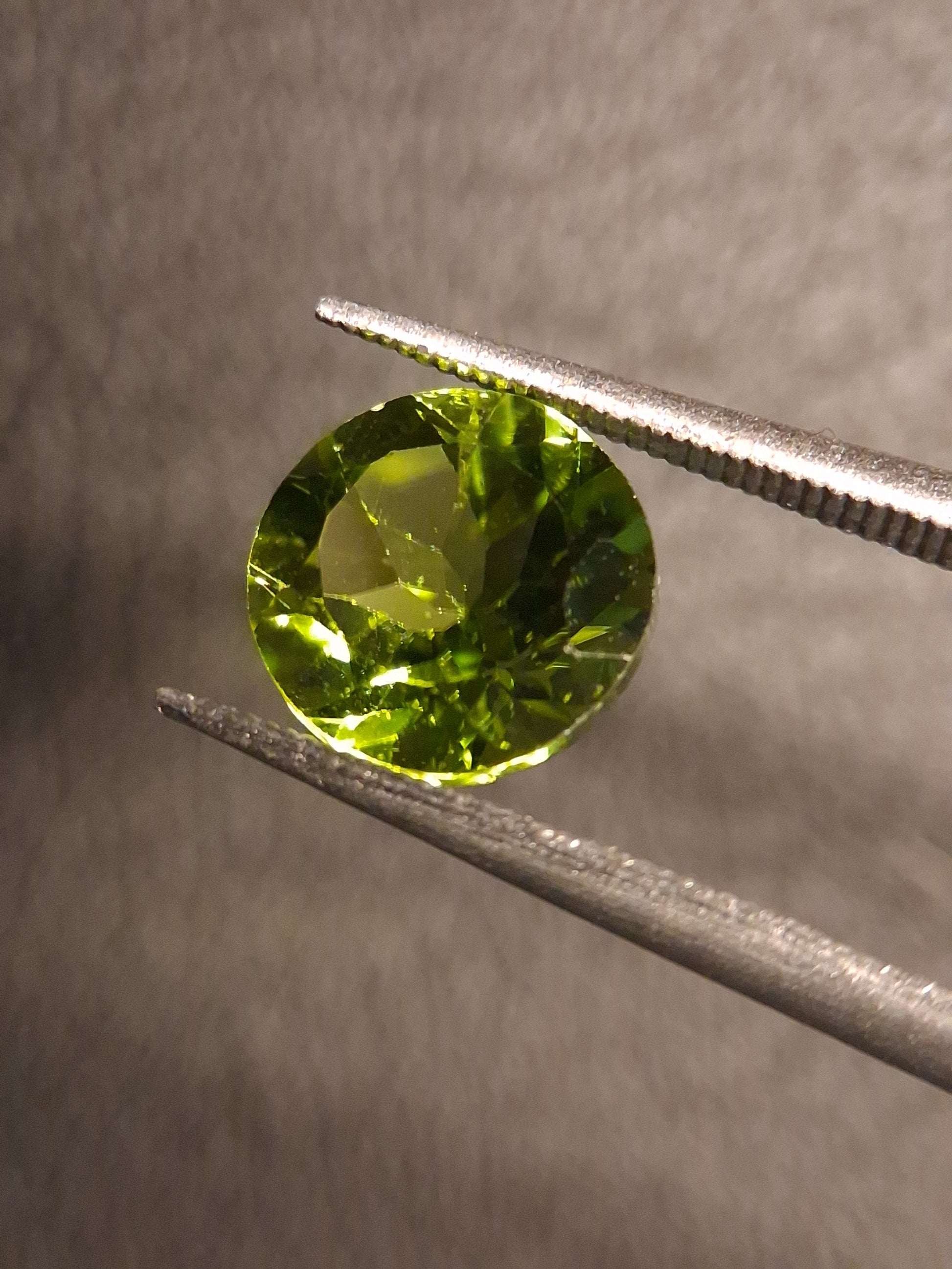 Natural Peridot - 2.168 ct - round - unheated- green peridot - Natural Gems Belgium
