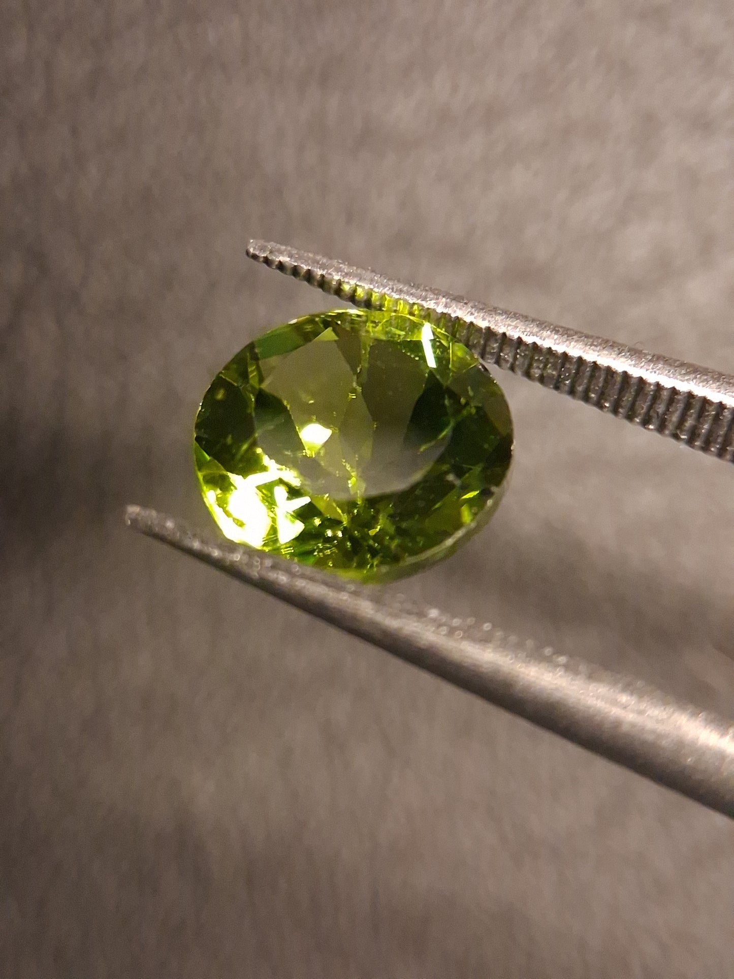 Natural Peridot - 2.168 ct - round - unheated- green peridot - Natural Gems Belgium