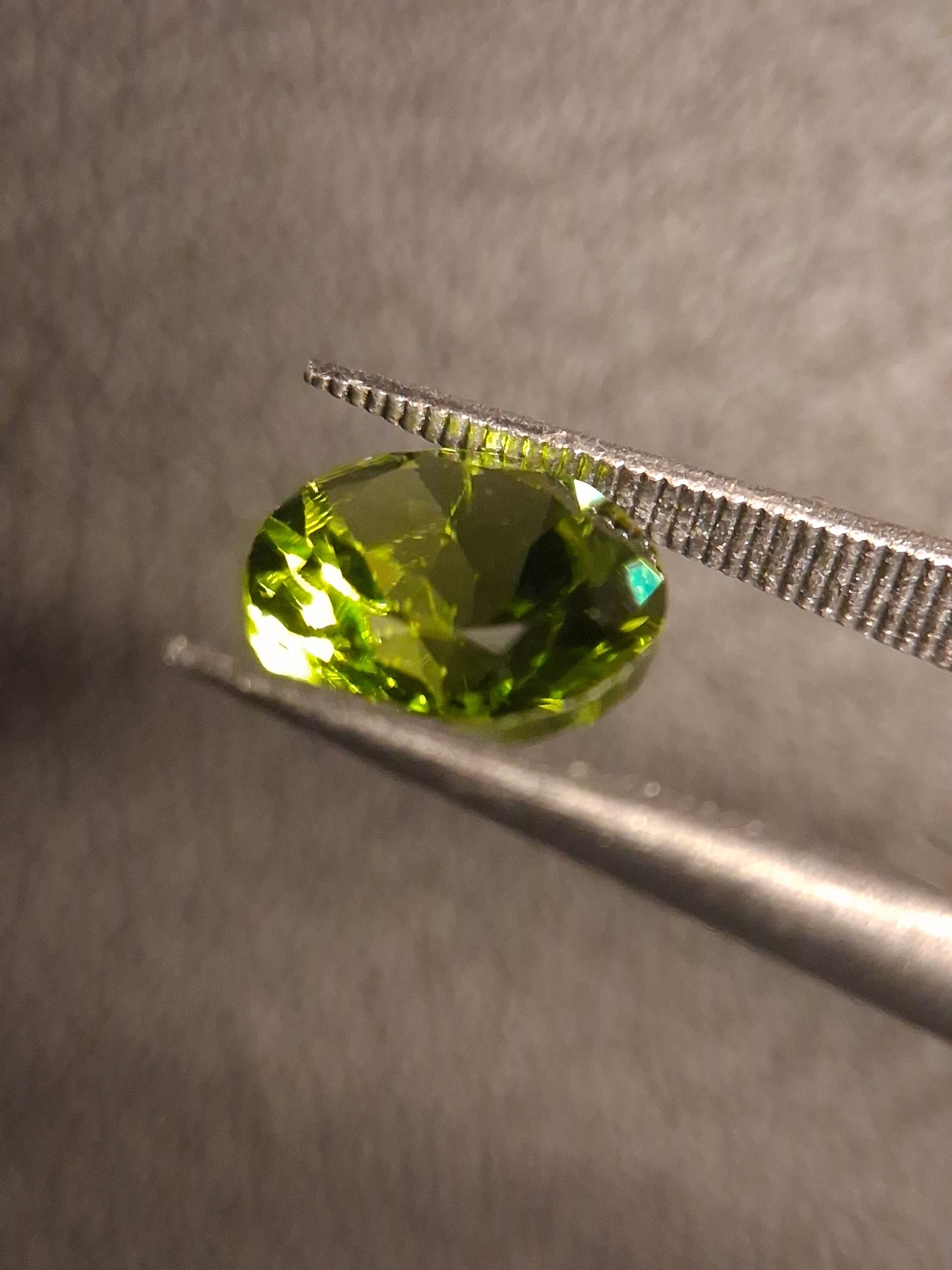 Natural Peridot - 2.168 ct - round - unheated- green peridot - Natural Gems Belgium