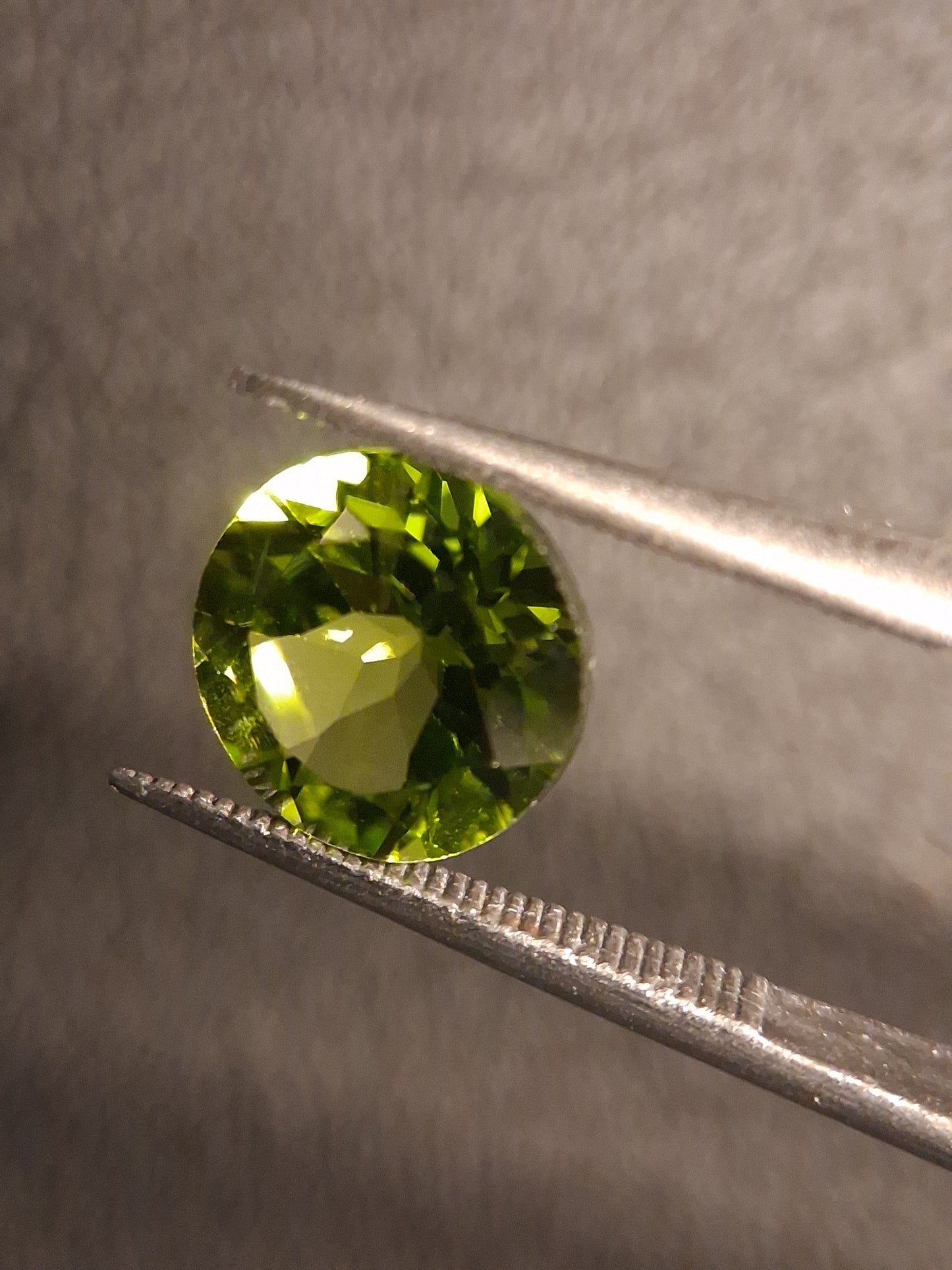 Natural Peridot - 2.168 ct - round - unheated- green peridot - Natural Gems Belgium