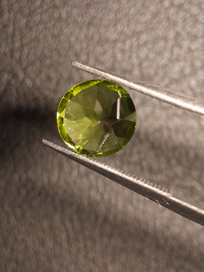 Natural Peridot - 2.168 ct - round - unheated- green peridot - Natural Gems Belgium
