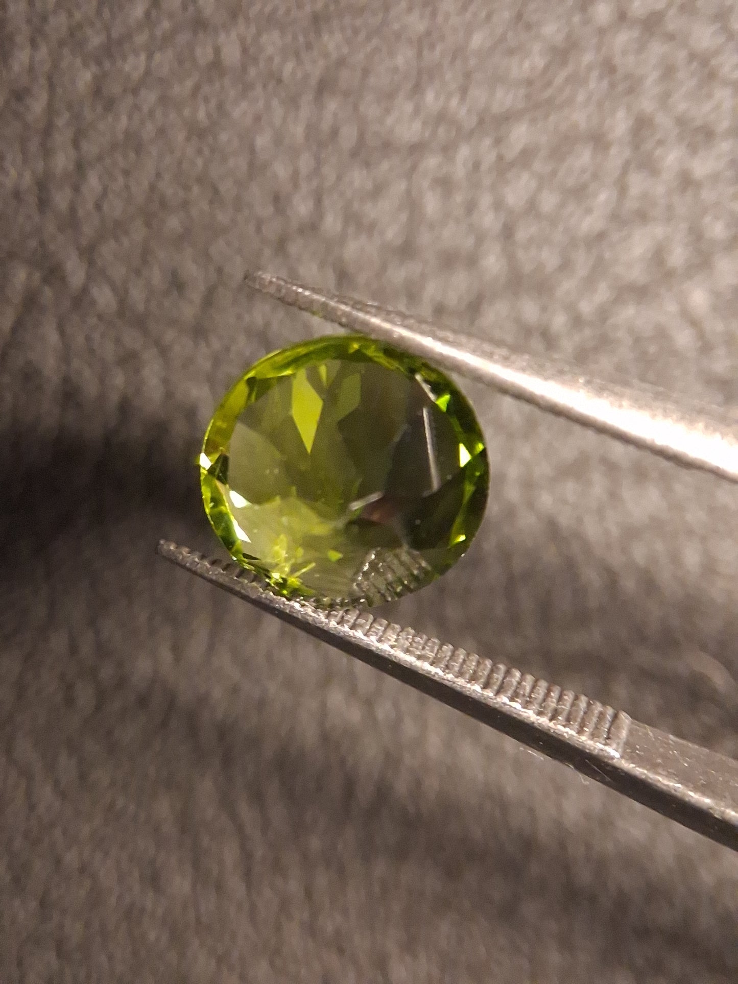 Natural Peridot - 2.168 ct - round - unheated- green peridot - Natural Gems Belgium