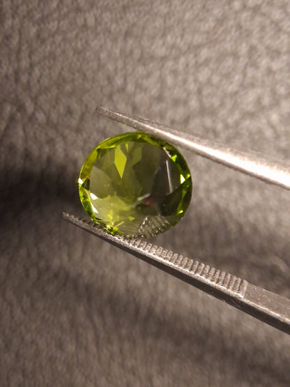 Natural Peridot - 2.168 ct - round - unheated- green peridot - Natural Gems Belgium